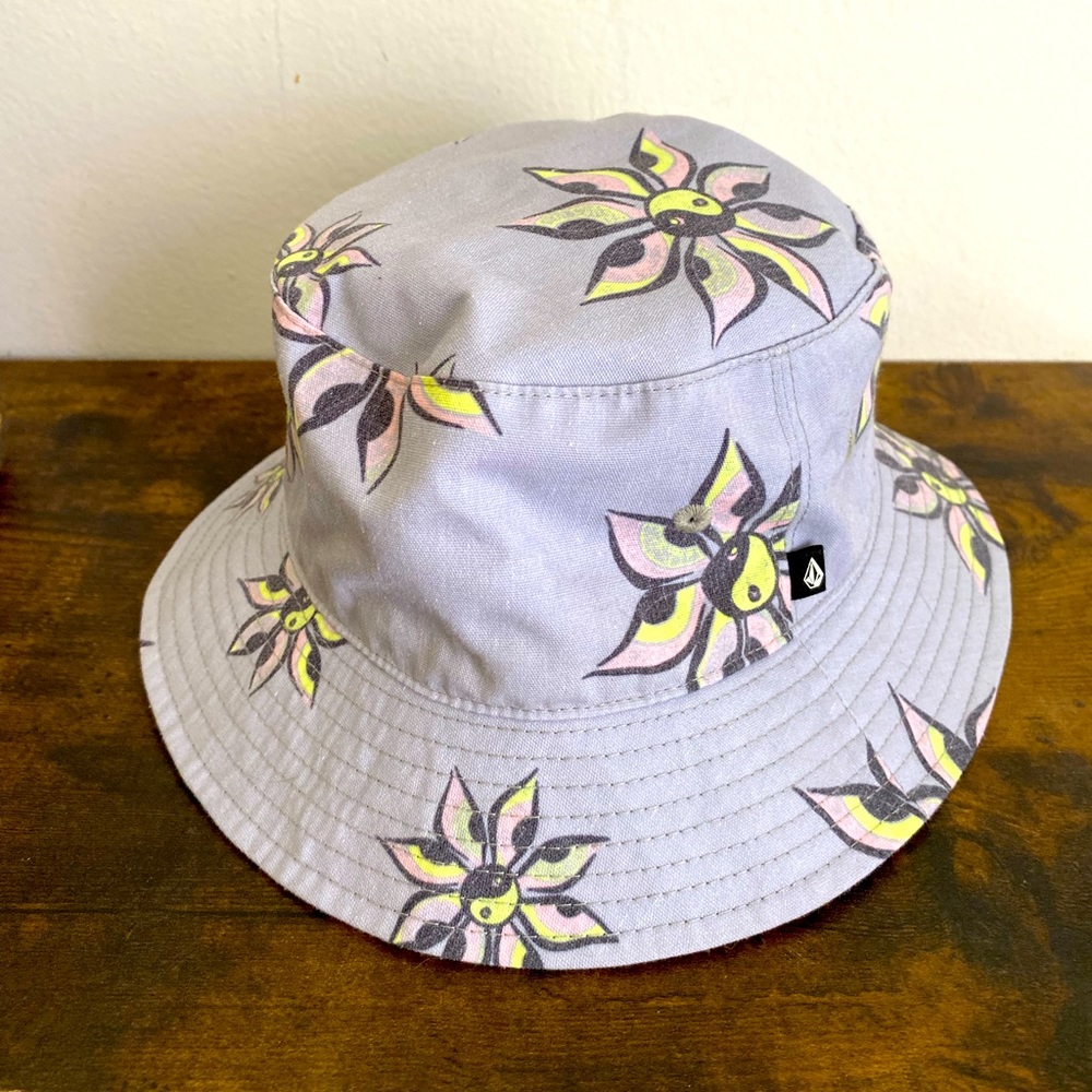 Volcom Reversible Bucket Hat w/ cinch